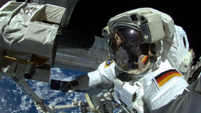 Alexander Gerst macht ein Selfie beim Außeneinsatz auf der ISS