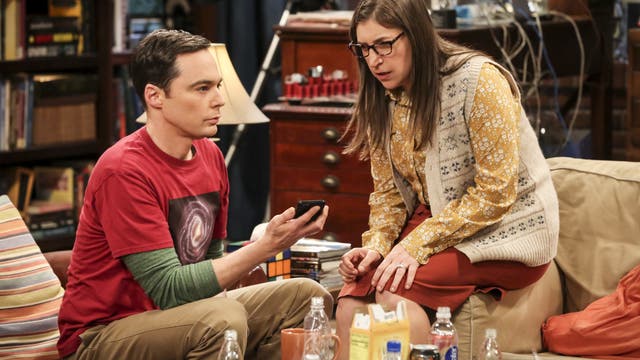 Jim Parsons als Sheldon Cooper und Mayim Bialik als Amy Farrah Fowler aus der TV-Serie The Big Bang Theory.