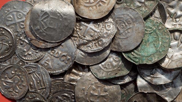 Frühe dänische Silbermünzen aus einem Hortfund auf Rügen