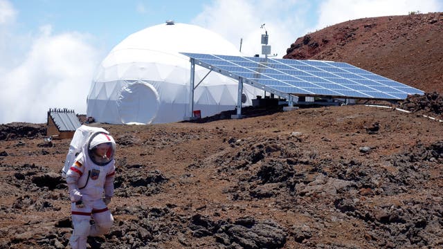 Außerhalb der kuppel­förmigen Station durften sich die Forscher nur in Raumanzügen bewegen. Hier ist Christiane Heinicke bei einer ihrer Erkundungstouren zu sehen.