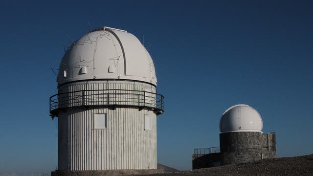 Das Skinakas-Observatorium mit Felslandschaft 