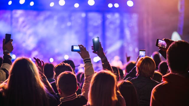 Nervtötend - wenn bei einem Konzert Zuschauer den Auftritt mit ihrem eigenen Handy mitfilmen wollen