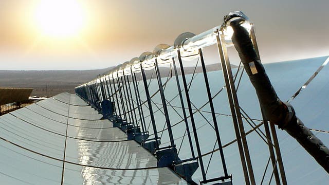 Parabolrinnenkraftwerk bei Sonnenuntergang