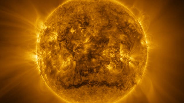 Die Sonne in Nahaufnahme, aufgenommen von der ESA, zeigt eine detaillierte Ansicht der Sonnenoberfläche mit sichtbaren Sonnenflecken und leuchtenden Plasmaströmen. Die goldene Farbe und die Strahlung der Sonnenkorona sind deutlich sichtbar. Dieses Bild veranschaulicht die dynamische Aktivität der Sonne und ihre Energieausstrahlung.