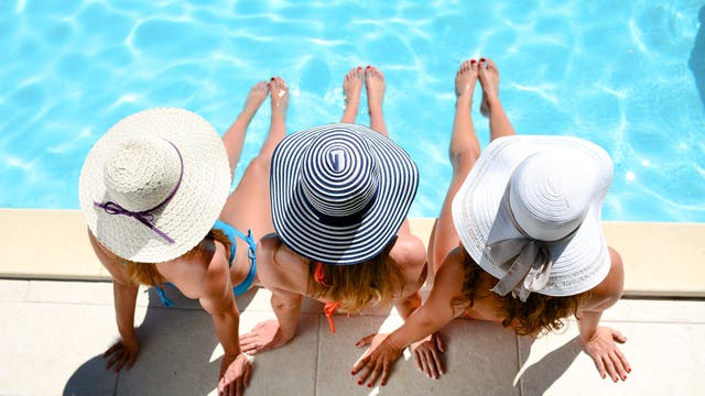 Damen beim Sonnenbad - immerhin mit geeigenetem Hut