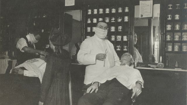 Barbiere und Frisöre mit Mund-Nase-Bedeckung während der Spanischen Grippe 1918