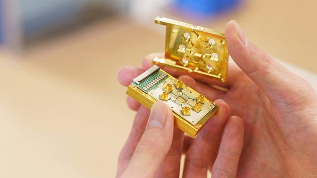 Halbleiter-Spin-Qubit-Chip in einer Hand