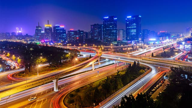 Stadtverkehr in Peking bei Nacht