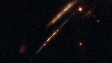 Sternhaufen in einer Galaxie im frühen Universum (JWST-Bild)