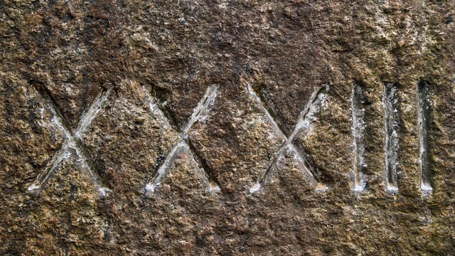 Steintafel mit römischen Zahlen