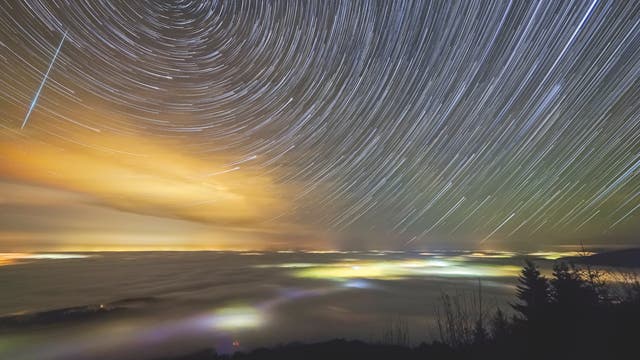 Sternstrichspuren-Aufnahme über Nebelmeer