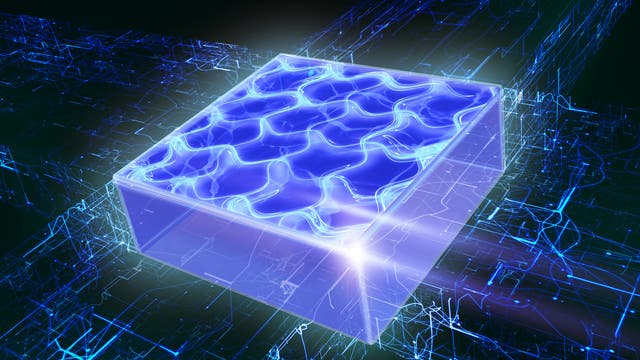 Eine 3-D-Darstellung eines leuchtenden, transparenten Würfels mit wellenförmigen Mustern auf der Oberfläche. Der Würfel ist in ein Netzwerk aus blauen, leuchtenden Linien eingebettet, die sich in verschiedene Richtungen erstrecken. Die Szene vermittelt ein futuristisches, technologisches Thema.