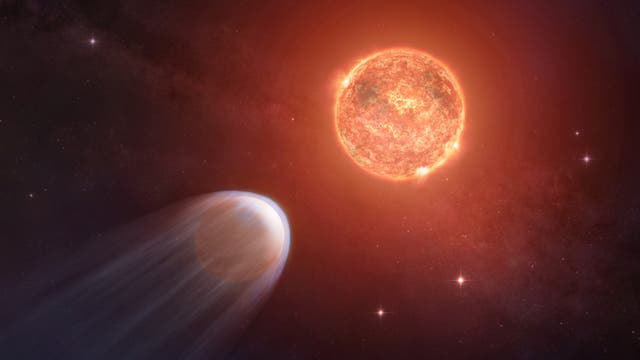 Ein glühender "roter Zwerg" Stern im Weltraum, umgeben von einem dunklen Hintergrund mit wenigen Sternen. Links unten ist ein kleiner Planet; er hat die Bezeichnung TOI 1227 b und kreist sehr nahe um seinen Stern, dessen Röntgenstrahlung die Atmosphäre des kleinen Planeten wegbläst.