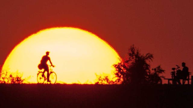 Sonnenuntergang mit Radfahrer
