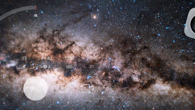 Ein Bild der Milchstraße, das den Nachthimmel mit unzähligen Sternen zeigt. Die zentrale, helle Region der Galaxie ist deutlich sichtbar, umgeben von dunklen Staubwolken. Die Aufnahme vermittelt die Weite und Schönheit des Universums.