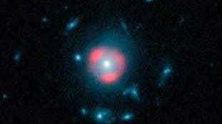 Hintergrundgalaxien durch Gravitationslinseneffekt sichtbar