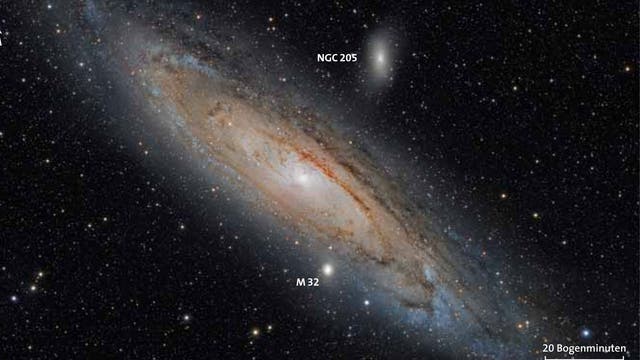 Der Andromedanebel mit seinen dunklen Staub- und rötlichen Wasserstoffwolken in den Spiralarmen