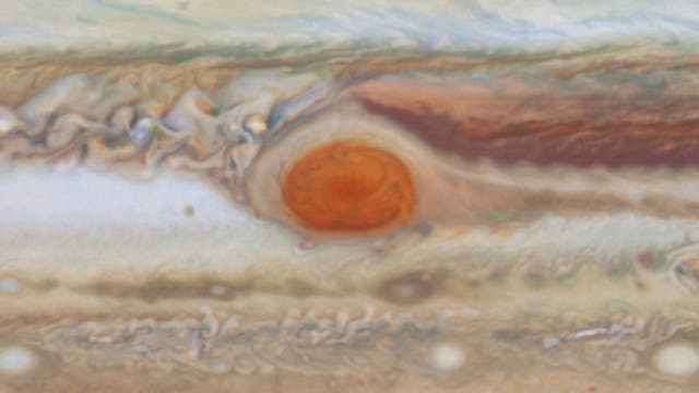 Jupiter im Blick vom Weltraumteleskop Hubble mit Großem Roten Fleck und Wolkenbändern