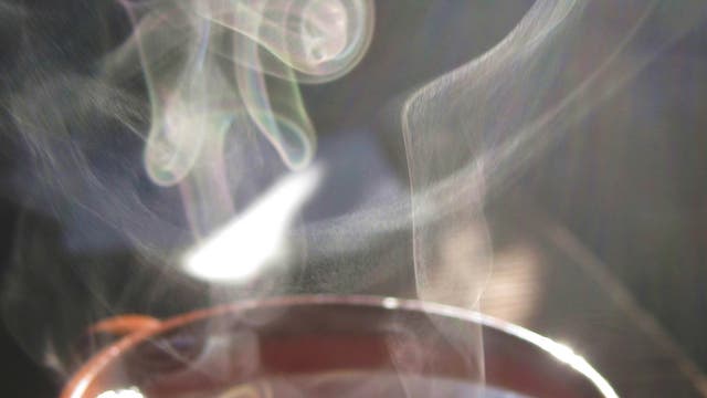 Nebelschwaden über einer Tasse heißem Tee