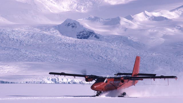 Twin Otter können für Landungen auf Schnee oder im Wasser umgerüstet werden. Zwei Flugzeuge dieses Typs sind in die Antarktis unterwegs.