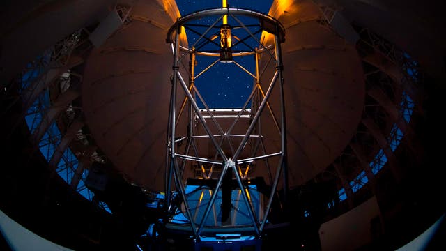 Das Acht-Meter-Teleskop Gemini South mit Laserleitstern