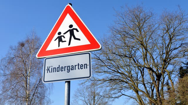 Verkehrsschild "Vorsicht: Spielende Kinder"
