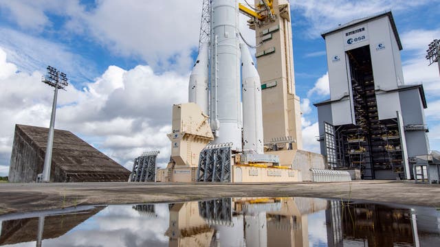 Die erste startbereite Ariane 6 auf ihrem Startplatz