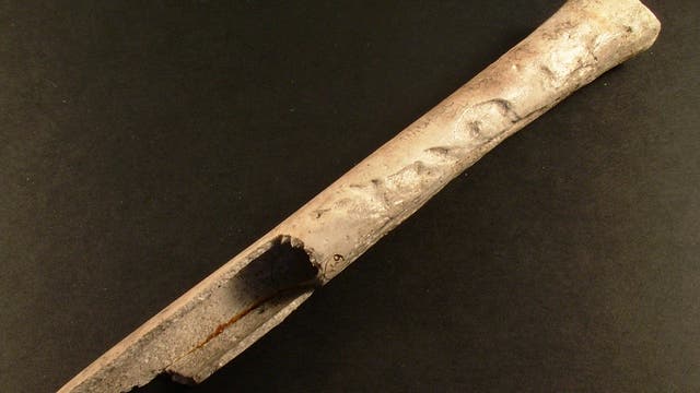Menschlicher Oberschenkelknochen, der möglicherweise als Flöte diente (Fundort Whiltshire bei Stonehenge)