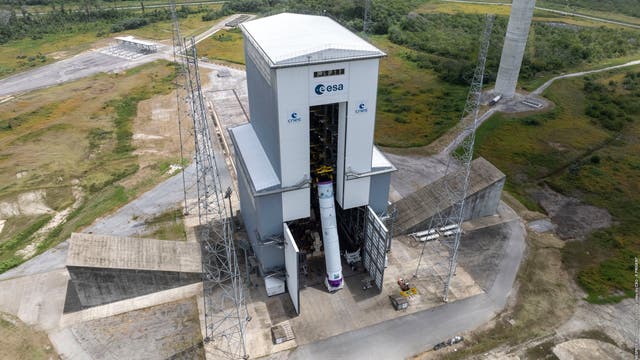 Der Zentralkörper der Ariane 6 wird auf dem Startplatz in Kourou installiert