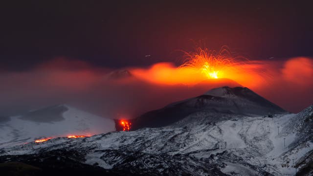 Der Ätna auf Sizilien spuckt Lava