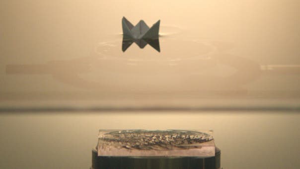 Ein Papierschiff wird vom Hologramm gelenkt