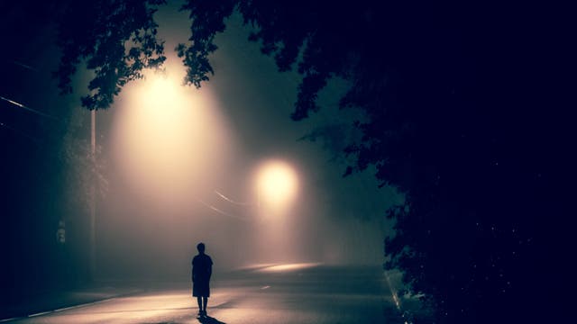 Eine Frau allein nachts auf der Straße