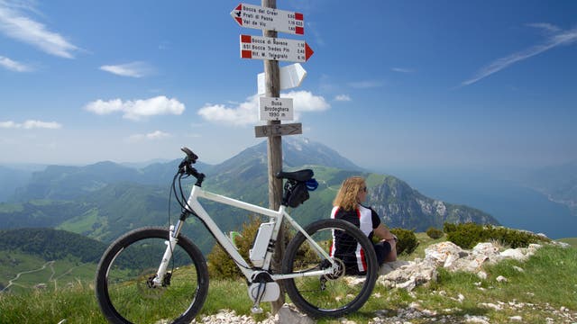 Ein E-Bike auf alpinen Wanderwegen mit Aussicht