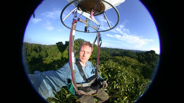Der Entomologe Maurice Leponce im Heliumballon