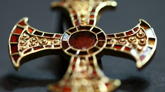 Angelsächsische Würdenträgerin mit christlichem Kreuz
