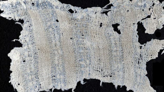 Textilie mit letzten Überresten an Indigoblau