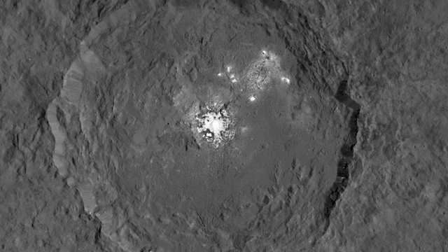 Mysteriöser weißer Fleck im Krater Occator