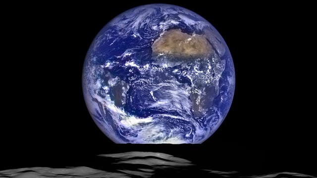 Erde vom Mondkrater Compton aus gesehen. LRO-Aufnahme vom 12. Okt. 2015
