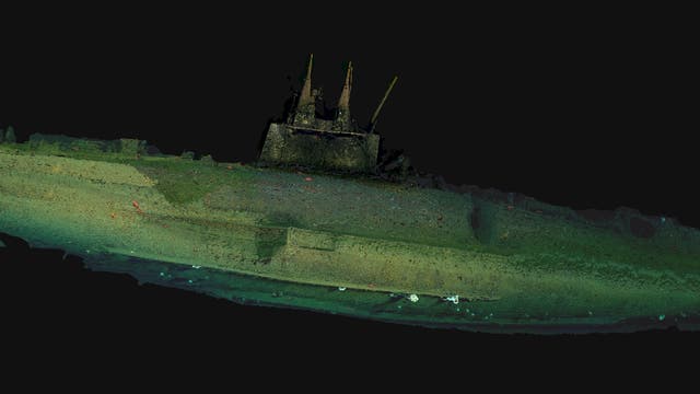 Ein aus zahlreichen Fotos zusammengestelltes Modell eines gesunkenen U-Boot-Wracks. Die Struktur ist größtenteils intakt, mit sichtbarem Turm und teilweise erhaltenen Antennen. Die grünliche Färbung deutet auf lange Zeit unter Wasser hin. Der Hintergrund ist dunkel, was den Fokus auf das U-Boot lenkt.