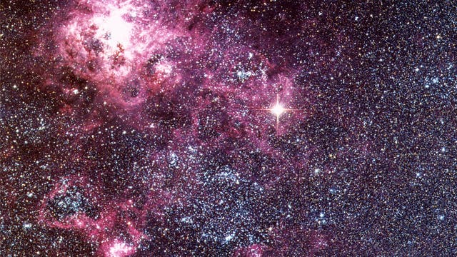 Im Tarantelnebel in der Großen Magellanschen Wolke wimmelt es von Überriesen. Anfang&nbsp;1987 explodierte einer davon als Supernova&nbsp;SN1987A und überstrahlte die nähere Umgebung. 