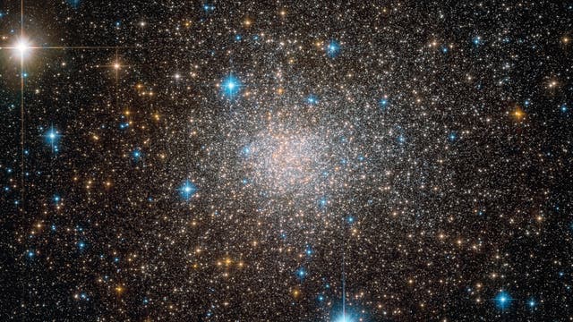 Der Kugelsternhaufen Terzan 5 im Sternbild Schütze (Aufnahme des Weltraumteleskops Hubble)