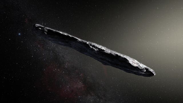 Bei seinem raschen Durchflug durch unser Sonnensystem schlug der bizarr geformte interstellare Asteroid 1I/‘Oumuamua einen stark gekrümmten Haken. 