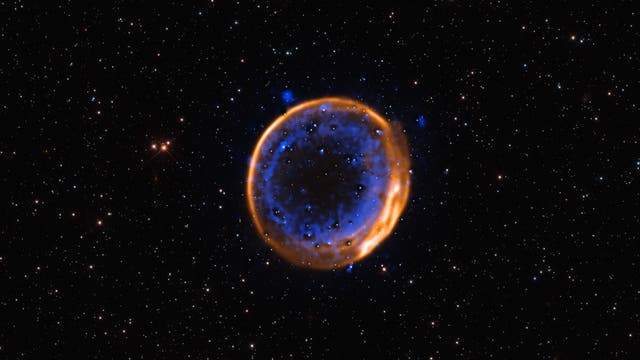 Diese Aufnahme zeigt die farbenfrohen Überreste eines einstigen Weißen Zwergs: Der Supernova-Überrest SNR&nbsp;0509 ist rund 160&nbsp;000 Lichtjahre von der Erde entfernt und befindet sich in der Großen Magellanschen Wolke, einer Satellitengalaxie der Milchstraße. Dieser Supernova-Überrest ist der erste sichtbare Beweis dafür, dass Supernovae vom Typ Ia durch eine zweifache Explosion entstehen können: Darauf weisen die beiden konzentrischen und separaten Schalen an Kalzium in dieser Aufnahme hin, die hier in Blau dargestellt sind. Demnach ist einst zunächst die Hülle des Weißen Zwerges explodiert, was eine zweite Explosion seines Kerns ausgelöst hat. 
