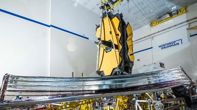 Noch auf der Erde: Das James Webb Space Telescope in der Testphase. Beim Sonnenschild handelt es sich um das längliche silberfarbene Element im Bild.