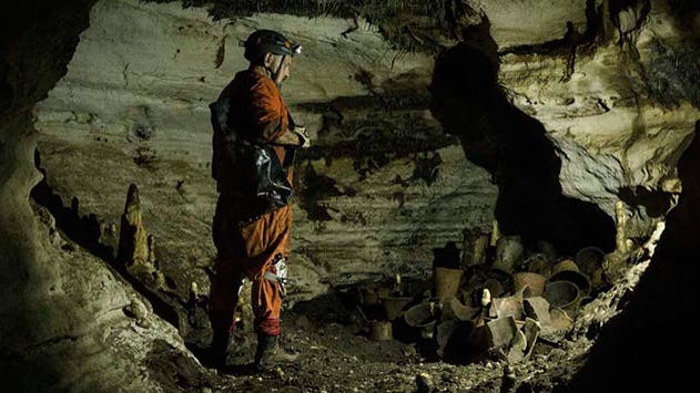 Archäologe de Anda in der 3,8 Meter hohen Kammer