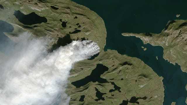 Satellitenbild der Rauchschwaden eines Buschfeuers inmitten von Seen und Fjorden