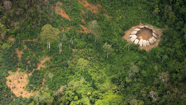 Yano genanntes Runddorf der unkontaktierten Yanomami-Indianer im brasilianischen Regenwaldgebiet.