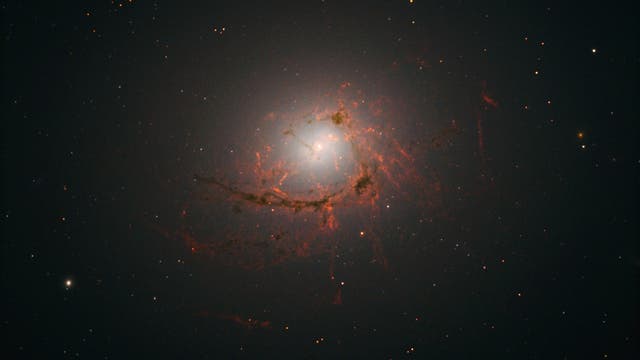 Tanzender Staub in NGC 4696, aufgenommen mit dem Weltraumteleskop Hubble