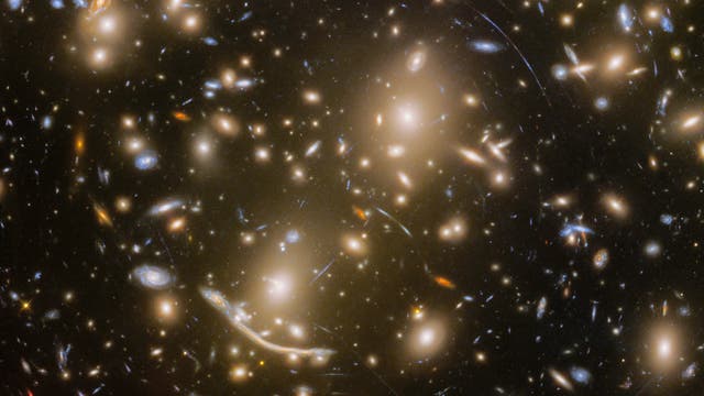 Der Galaxiencluster Abell 370 mit Einsteinringen