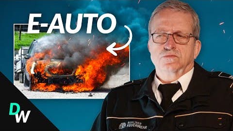 Feuerwehrmann reagiert auf brennende E-Autos